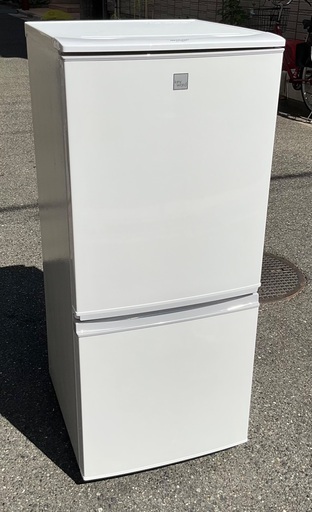 【RKGRE-938】特価！シャープ/137L 2ドア冷凍冷蔵庫/SJ-14E7-KW/中古品/2020年製/当社より近隣無料配達！