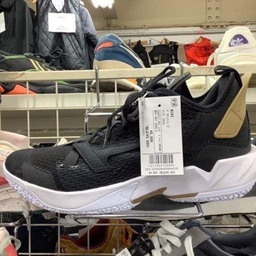 NIKE スニーカー　CQ4231 001