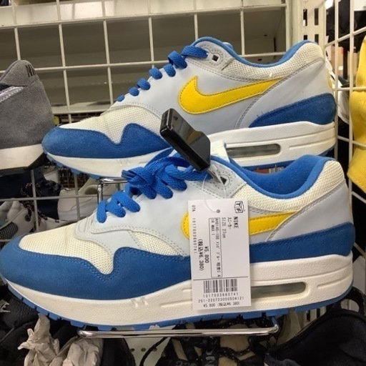 NIKE スニーカー　AH8145 108