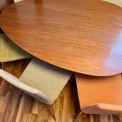 お洒落なデザイナーズダイニングテーブル(卵型)＋イス3脚