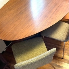 お洒落なデザイナーズダイニングテーブル(卵型)＋イス3脚