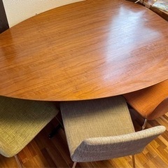 お洒落なデザイナーズダイニングテーブル(卵型)＋イス3脚