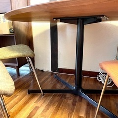 お洒落なデザイナーズダイニングテーブル(卵型)＋イス3脚