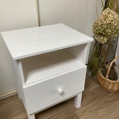 【ネット決済・配送可】イケア　IKEA ベッドサイドテーブル　白塗装