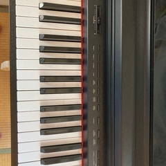 ほぼ新品同様の木製鍵盤電子ピアノ