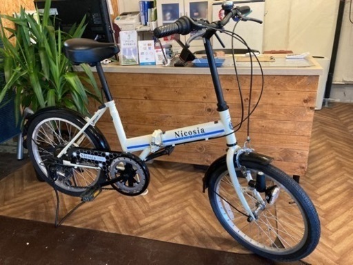 新品　折りたたみ自転車 20インチ 6段変速 カゴ・ライト・錠付き　白 楽天市場】【2025New☆荷台付きリニューアル！】 THREE STONE