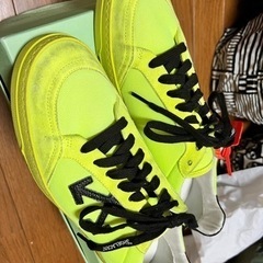 off-white スニーカー　ネオン　