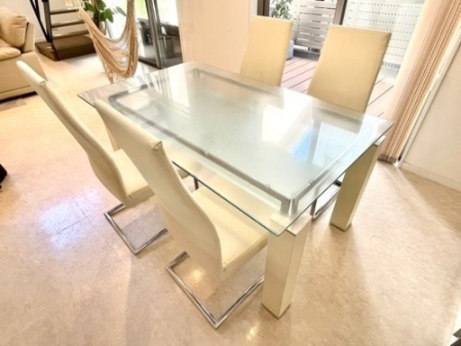 ホワイトガラステーブルと椅子4脚セット ホワイトガラステーブルと椅子4脚セット