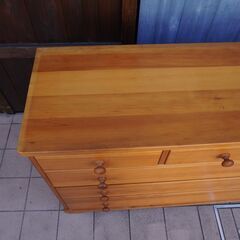 パイン材を使用したカントリースタイルの4段ミドルチェストです