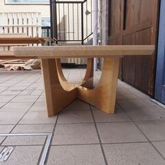 IDC OTSUKA(大塚家具)取扱いのPERLE(ペルレ) リビングテーブルです。稀少なバーズアイ・メープルを使用した高級感のあるクラシックなセンターテーブルはリビングを洗練された印象に。CI408