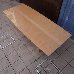 IDC OTSUKA(大塚家具)取扱いのPERLE(ペルレ) リビングテーブルです。稀少なバーズアイ・メープルを使用した高級感のあるクラシックなセンターテーブルはリビングを洗練された印象に。CI408