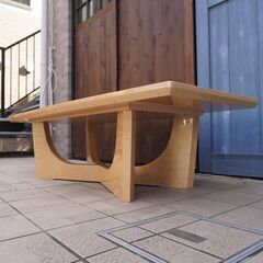 IDC OTSUKA(大塚家具)取扱いのPERLE(ペルレ) リビングテーブルです。稀少なバーズアイ・メープルを使用した高級感のあるクラシックなセンターテーブルはリビングを洗練された印象に。CI408