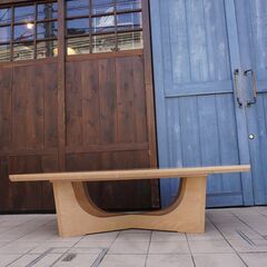 IDC OTSUKA(大塚家具)取扱いのPERLE(ペルレ) リビングテーブルです。稀少なバーズアイ・メープルを使用した高級感のあるクラシックなセンターテーブルはリビングを洗練された印象に。CI408