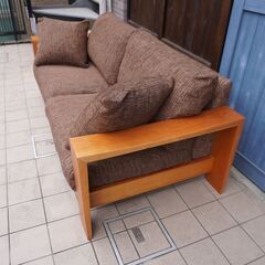 KAGURA(家具蔵)のチェリー無垢材 MODERNO(モデルノ) トリプルソファです。チェリー材のフレームは直線的でありながら優しい印象で、和モダンや北欧スタイルにもおススメの3人掛けソファー♪CI413