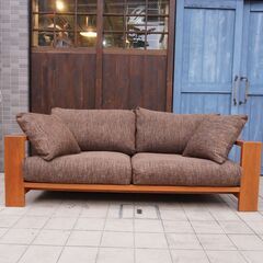KAGURA(家具蔵)のチェリー無垢材 MODERNO(モデルノ) トリプルソファです。チェリー材のフレームは直線的でありながら優しい印象で、和モダンや北欧スタイルにもおススメの3人掛けソファー♪CI413