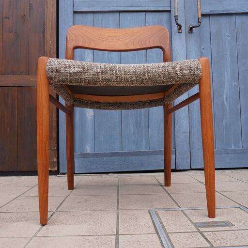 デンマークのメーカーJ.L.Moller(ジェイ.エル.モラー)社のNo.75 ダイニングチェアーです。チーク材のナチュラルな質感としっかりとした背もたれが特徴の木製椅子。憧れの北欧家具をインテリアにCI416