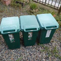 緑のごみ箱3箱
