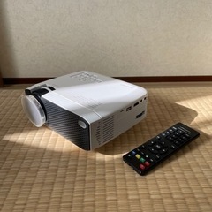 【箱付き・美品】小型プロジェクター　iPhone用ケーブル付