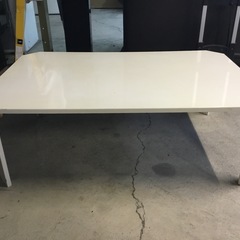 白い折り畳みテーブル