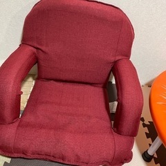 赤色の座椅子
