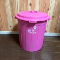 ピンクのゴミ箱ふた付き