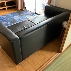 合皮　ブラックソファー