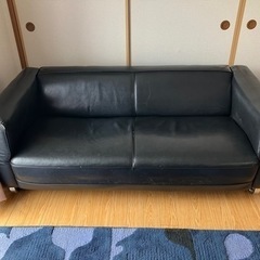 合皮　ブラックソファー
