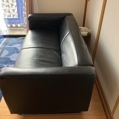 合皮　ブラックソファー