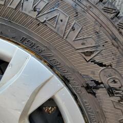 もうすぐ冬です！！スタッドレスタイヤ、ホール付き4本セット　結構値上がりしています　1.8万円　トヨタハイエース