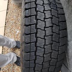 もうすぐ冬です！！スタッドレスタイヤ、ホール付き4本セット　結構値上がりしています　1.8万円　トヨタハイエース