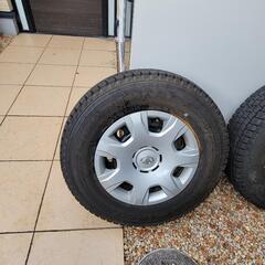 もうすぐ冬です！！スタッドレスタイヤ、ホール付き4本セット　結構値上がりしています　1.8万円　トヨタハイエース