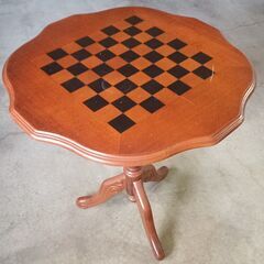 チェス板風天板円テーブル猫脚(アンテーク調）