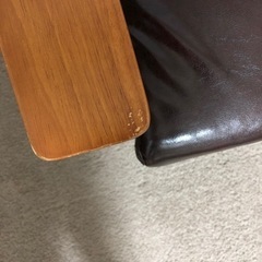 スカンジナビアンデザイン木肘レザーソファー(2人掛け)