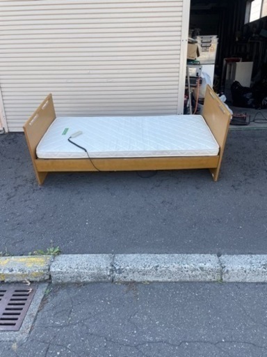 KOIZUMI コイズミ 電動ベッド 背もたれ 足元 リクライニングベッド 介護ベッド 両端 転落防止手すり付き 札幌市北区