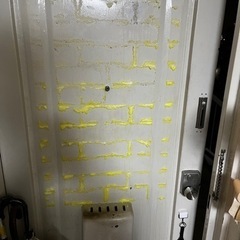 玄関のドアに貼った壁紙の跡がとれない。