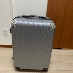 スーツケースと箱2個