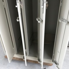 美品！４人用◇スチールロッカー◇鍵付き◇アイボリー◇事務用品◇K160