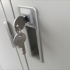 美品！４人用◇スチールロッカー◇鍵付き◇アイボリー◇事務用品◇K160