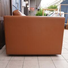 Knoll(ノル)よりCharles Pfister(チャールズ・フィスター)によるデザインの本革 3シーターソファ。ご自宅からオフィスの応接など様々なシーンで活躍するトリプルソファー♪/ノールCI424