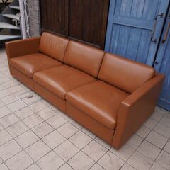 Knoll(ノル)よりCharles Pfister(チャールズ・フィスター)によるデザインの本革 3シーターソファ。ご自宅からオフィスの応接など様々なシーンで活躍するトリプルソファー♪/ノールCI424