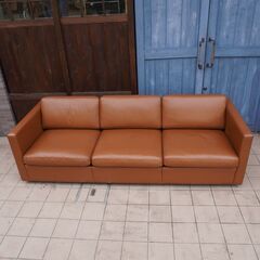 Knoll(ノル)よりCharles Pfister(チャールズ・フィスター)によるデザインの本革 3シーターソファ。ご自宅からオフィスの応接など様々なシーンで活躍するトリプルソファー♪/ノールCI424