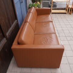 Knoll(ノル)よりCharles Pfister(チャールズ・フィスター)によるデザインの本革 3シーターソファ。ご自宅からオフィスの応接など様々なシーンで活躍するトリプルソファー♪/ノールCI424