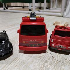 消防車2台、黒い車おもちゃ