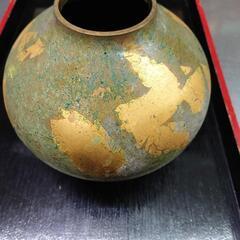 銅製の花瓶です。