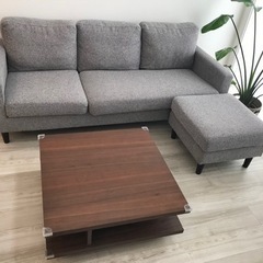 ソファーと木製のリビングテーブル