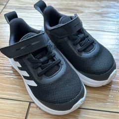 adidas キッズスニーカー