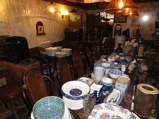 飲食店・喫茶・リサイクル業者関係の方いかがですか？角皿・丸皿・和洋皿・花瓶・飾り皿・干支陶器像・etc......300点ぐらい　お譲りします。