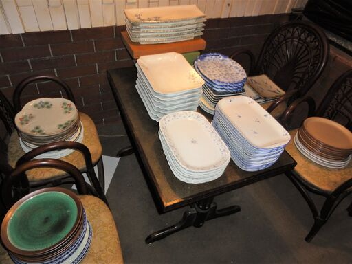 飲食店・喫茶・リサイクル業者関係の方いかがですか？角皿・丸皿・和洋皿・花瓶・飾り皿・干支陶器像・etc......300点ぐらい　お譲りします。 飲食店・喫茶・リサイクル業者関係の方いかがですか？角皿・丸皿・和洋