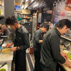 お肉料理とパエリアが自慢の築地唯一のスペインバルのキッチンスタッ...