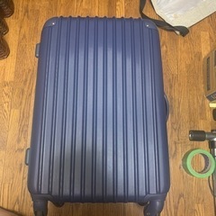 青いスーツケース